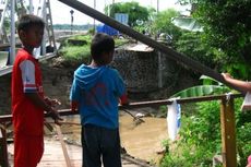 Hujan Deras Putuskan Jembatan dan Hanyutkan Dapur Warga