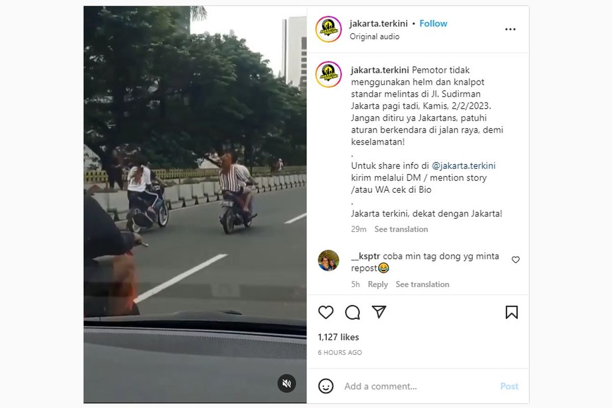 Dua pengendara sepeda motor yang berboncengan tidak menggunakan helm dan melintasi Jalan Jenderal Sudirman