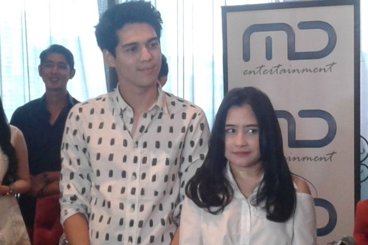 Prilly Latuconsina dan Maxime Boutier diabadikan saat jumpa pers New Transformation di Gedung MD Entertaiment, Setiabudi, Jakarta Selatan, Kamis, (16/3/2017).