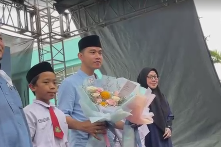 Calon wakil presiden (cawapres) nomor urut 2, Gibran Rakabuming Raka, mengunjungi Pondok Pesantren (Ponpes) Asshiddiqiyah 2 di Kota Tangerang, Banten, Senin (4/12/2023).