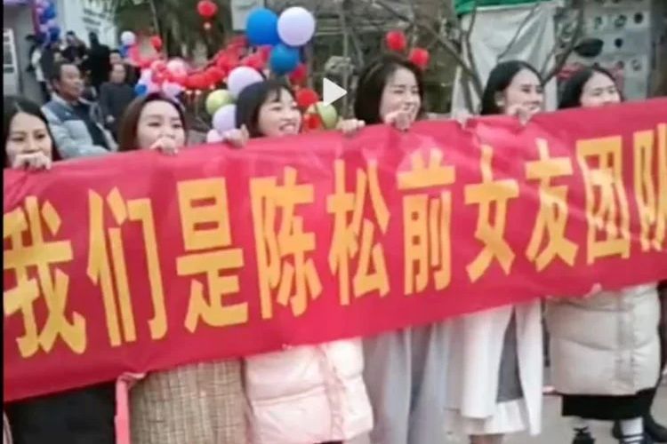 Tangkapan layar dari video yang menampilkan peristiwa di mana sebuah pesta pernikahan digeruduk oleh mantan mempelai pria yang bersatu di Desa Hengdi, Provinsi Yunan, China.