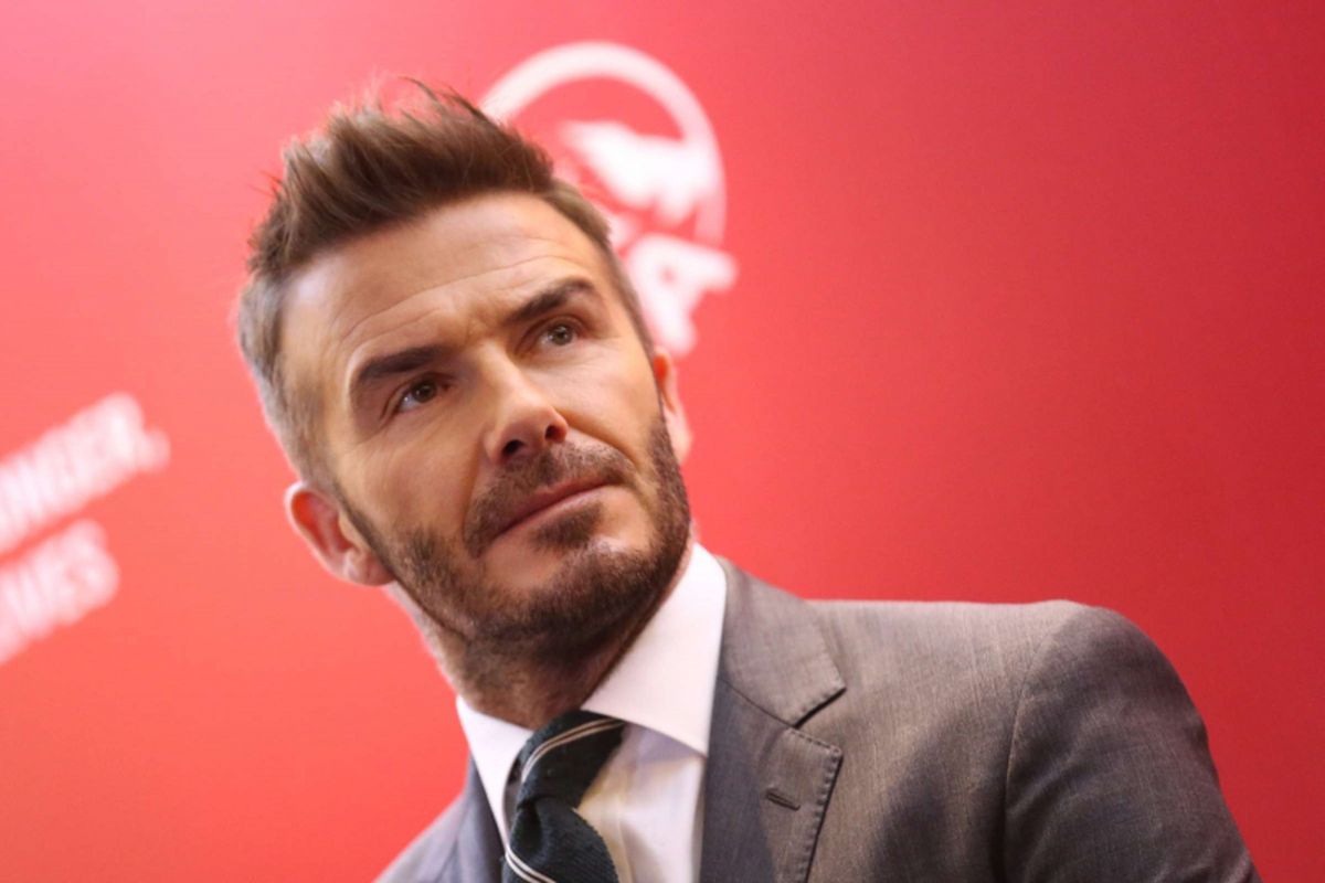 Gaya rambut David Beckham saat acara Temu Media AIA di Hotel Raffles, Kuningan, Jakarta, Senin (26/03/2018). Di usia 43 tahun, David Beckham masih menjadi idola banyak wanita dan pria, ketampanan dan penampilannya yang selalu berganti setiap tahunnya selalu menarik untuk disoroti.