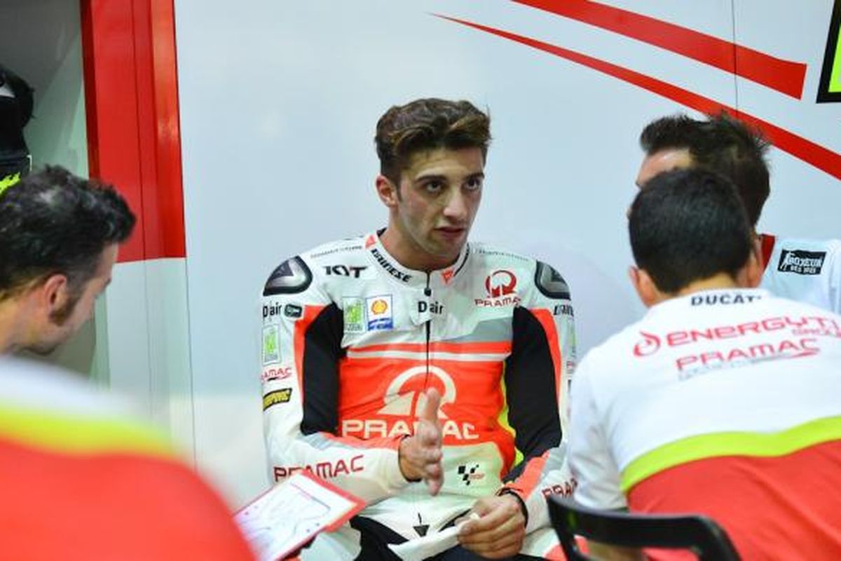 Pebalap Pramac Ducati asal Italia, Andrea Iannone (tengah) berdiskusi dengan timnya di garasi Sirkuit Losail pada sesi latihan bebas pertama GP Qatar, Kamis (20/3/2014).