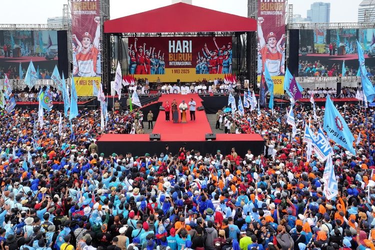 Presiden Prabowo Subianto saat menyampaikan orasi dalam peringatan Hari Buruh Internasional di Lapangan Silang Monas, Jakarta, Kamis (1/5/2025). Prabowo menyampaikan sejumlah janji kepada buruh dalam orasinya tersebut.