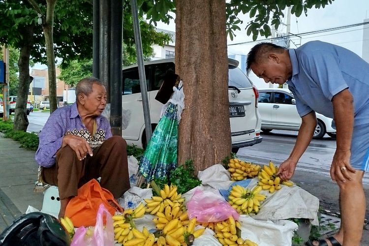 Semangat Kakek Mahki Berjualan Pisang di Usia Senja