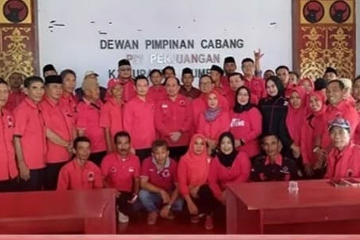 DPC PDIP Sumbawa Cap Jempol Darah Dukung Megawati Jadi Ketua Umum