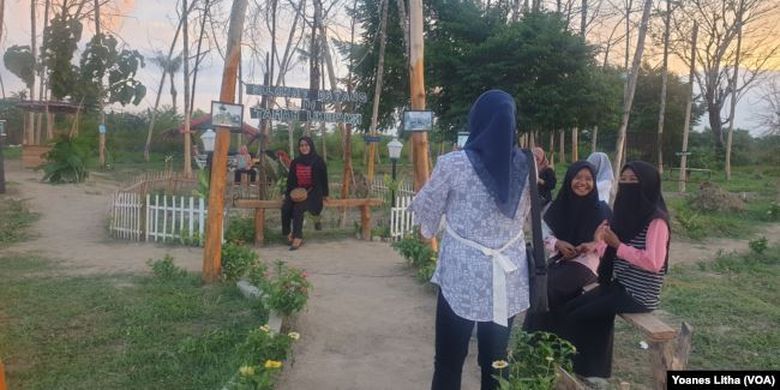 Aktifitas pengunjung berfoto di Taman Likuefaksi di desa Lolu, Kabupaten Sigi, Sulawesi Tengah, Minggu, 25 Oktober 2020.