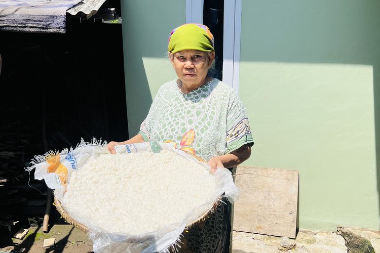 Banjir di Bogor Utara, Warga Terpaksa Jemur Nasi yang Terendam Air