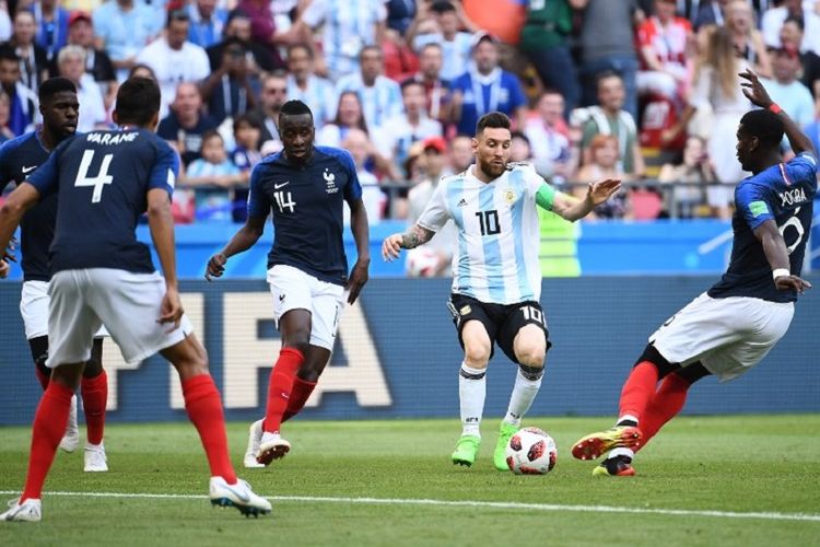 Penyerang Argentina, Lionel Messi, mendapat kawalan ketat dari empat pemain Perancis pada pertandingan babak 16 besar Piala Dunia 2018 di Kazan Arena, 30 Juni 2018. Terkini, duel Argentina vs Perancis akan tersaji di final Piala Dunia 2022, Minggu (18/12/2022) malam WIB.