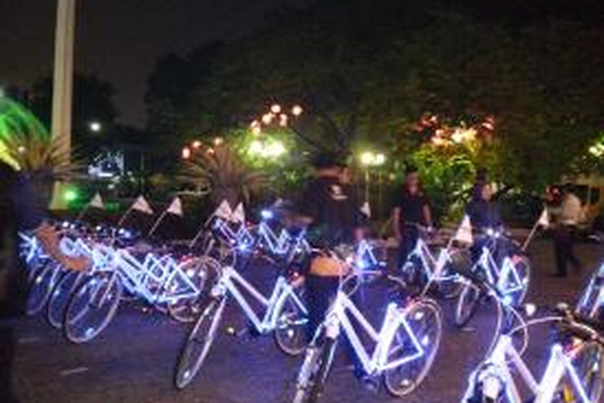 Ratusan sepeda berhias lampu memeriahkan pembukaan acara perayaan malam mudi atau Jakarta Night Festival (JNF), Sabtu (21/6/2014) malam. 
