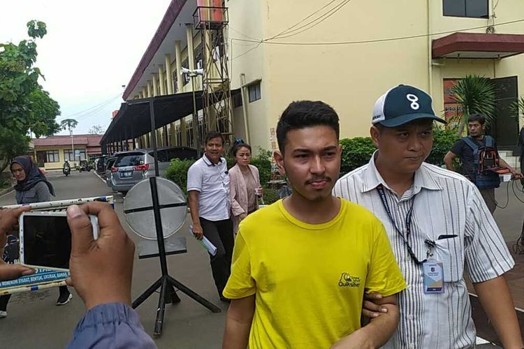 Dua orang penghina Polantas di Purwakarta Terlihat tengah dikawal petugas kepolisian Polda Jabar.