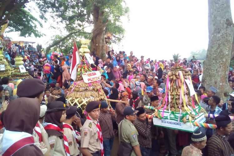 Belasan gunungan berisi ketupat diarak oleh warga mulai Makam Sunan Muria, Desa Colo, Kecamatan Dawe, Kudus, pada Jumat (22/6/2018) siang. 