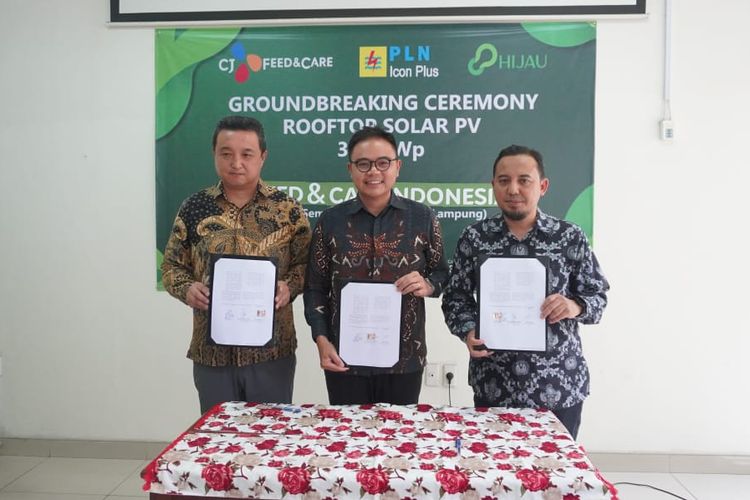 PT Investasi Hijau Selaras (Hijau) dan PLN Icon Plus menandatangani nota kesepakatan (MoU) pembangunan Rooftop Solar PV berkapasitas 3,5 Megawatt Peak (MWp) untuk pemenuhan kebutuhan energi listrik pada empat lokasi PT CJ Feed and Care Indonesia yaitu Serang, Semarang, Jombang, dan Lampung, Selasa (28/11/2023).
