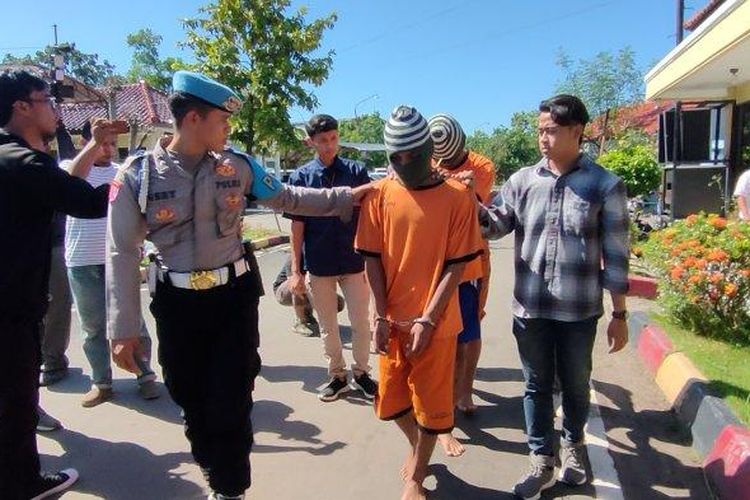 Remaja diduga geng motor yang ditetapkan sebagai tersangka pembacokan anggota polisi saat konferensi pers di Mapolres Indramayu, Jumat (12/5/2023). 

