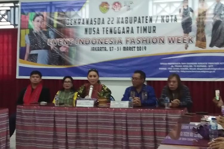 Ketua Dekranasda NTT Julie S Laiskodat didampingi Kepala Dinas Pariwisata dan Ekonomi Kreatif NTT Wayan Darmawa dan desainer nasional, saat menggelar jumpa pers bersama sejumlah wartawan di Kupang, Jumat (22/3/2019).