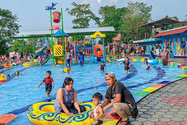 Umbul Pelem Waterpark, objek wisata keluarga di Klaten, Jawa Tengah.
