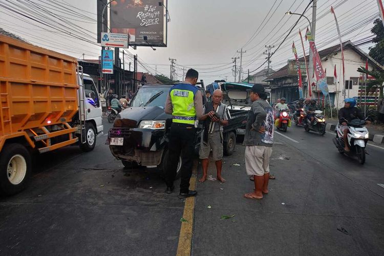 Kecelakaan karambol yang melibatkan empat kendaraan roda empat terjadi di Jalan Raya Kudus - Pati wilayah Desa Jekulo, Kecamatan Jekulo, Kabupaten Kudus, Jawa Tengah, Senin (21/8/2023).