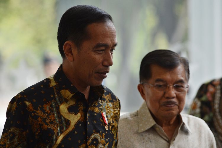 Presiden Joko Widodo (kiri) dan Wakil Presiden Jusuf Kalla (kanan) menjawab pertanyaan wartawan usai melakukan pertemuan tertutup di Kantor Wakil Presiden, Jakarta, Kamis (9/8). Kedatangaan presiden tersebut untuk memberitahukan rencana pendaftaran capres dan cawapres pada Jumat (10/8) esok di KPU. ANTARA FOTO/Wahyu Putro A/wsj/18.