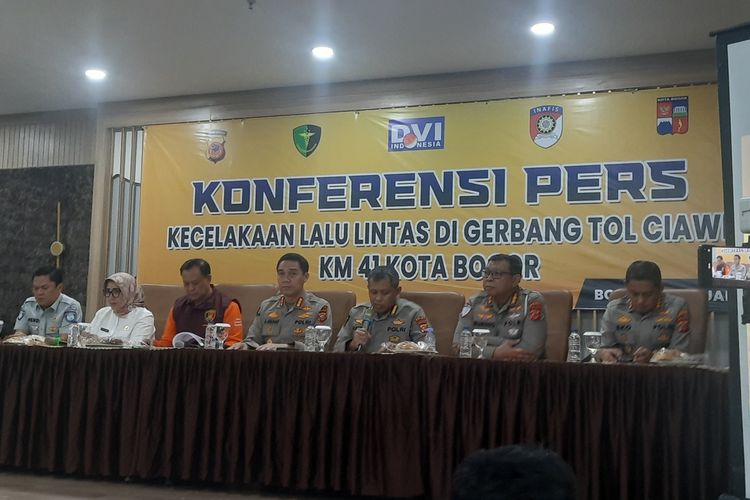 Tim Disaster Victim Identification Polda Jawa Barat saat konferensi pers usai berhasil mengidentifikasi 6 dari 8 korban tewas dalam kecelakaan beruntun di Gerbang Tol (GT) 2 Ciawi, Km 41, Kota Bogor, Jawa Barat, Rabu (5/2/2025).