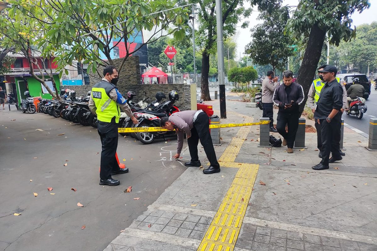 Lokasi kejadian remaja terpental usai ditabrak mobil Fortuner di Kembangan, Jakarta Barat.