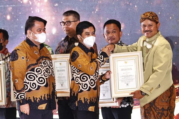 Wali Kota Madiun Maidi menerima penghargaan nasional di bidang kesehatan lingkungan dari Kementerian Kesehatan saat peringatan Hari Kesehatan Nasional (HKN) ke-58 di Hotel Discovery Ancol Taman Impian Jaya Ancol Jakarta, Rabu (23/11/2022). Penghargaan itu diserahkan Wakil Menteri Kesehatan Dante Saksono Harbuwono.
