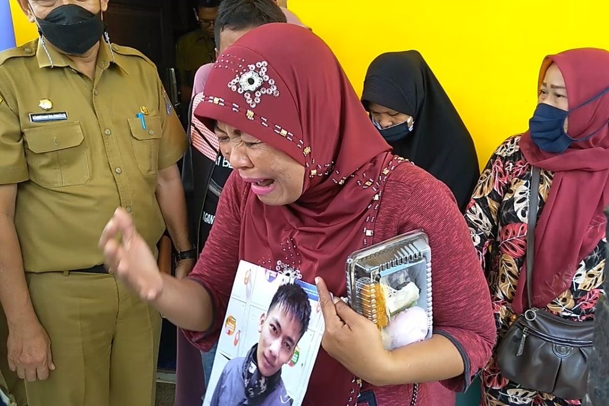 Rutami sambil membawa foto anaknya, M. Raga Prayuda (22) menangis karena anaknya menderita di Ukraina. Anaknya bersama dengan 8 WNI lainnya yang merupakan warga Kota Binjai dan Langkat masih belum bisa dievakuasi karena perang Rusia - Ukraina.