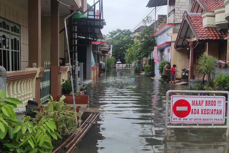 Banjir nampak menggenangi kawasan perumahan Griya Bhakti Praja, Kecamatan Demak, Kabupaten Demak, Kamis (14/3/2024). (KOMPAS.COM/NUR ZAIDI).