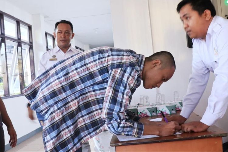 Seorang WNI yabg dideportasi dari Malaysia mengisi data diri di Dinas Sosial dan Tenaga Kerja Kalbar, Rabu (10/7/2019)