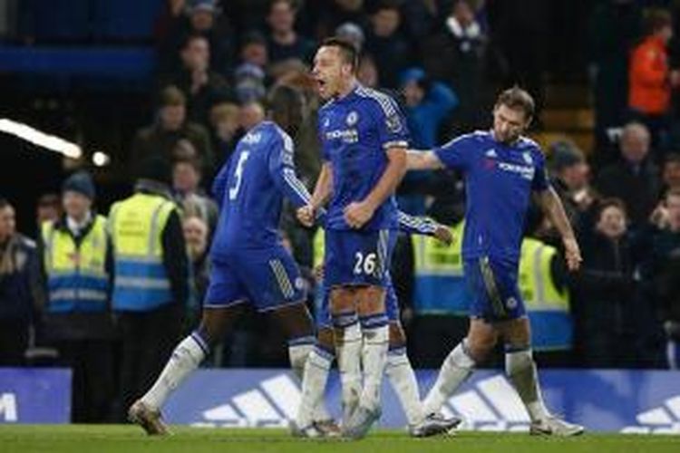 John Terry rayakan gol penyama kedudukan saat Chelsea bermain imbang melawan Everton di Stamford Bridge, Sabtu (16/1/2016).