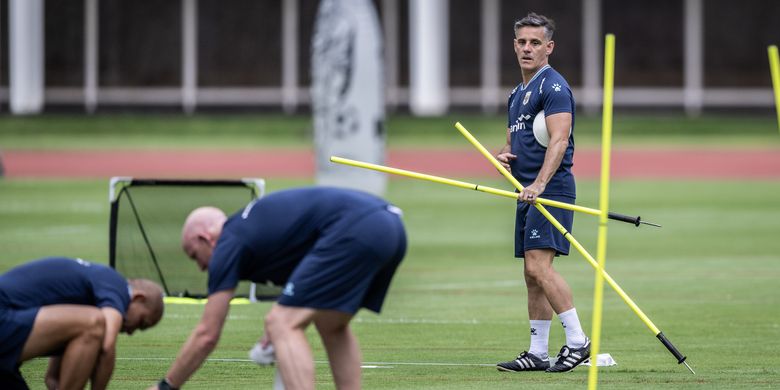 Pelatih Timnas Indonesia John Herdman (kanan) memimpin latihan  jelang laga FIFA Series 2026 di Stadion Madya, Kompleks GBK, Senayan, Jakarta, Selasa (24/3/2026). Latihan tersebut sebagai persiapan menjelang pertandingan melawan Timnas ST Kitts and Nevis pada FIFA Series 2026 yang berlangsung Jumat (27/3) di Stadion Utama Gelora Bung Karno. ANTARA FOTO/Bayu Pratama S/nym.