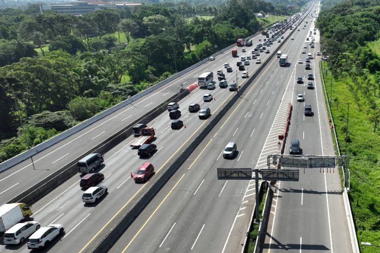 Ilustrasi arus lalu lintas kendaraan di jalan tol.