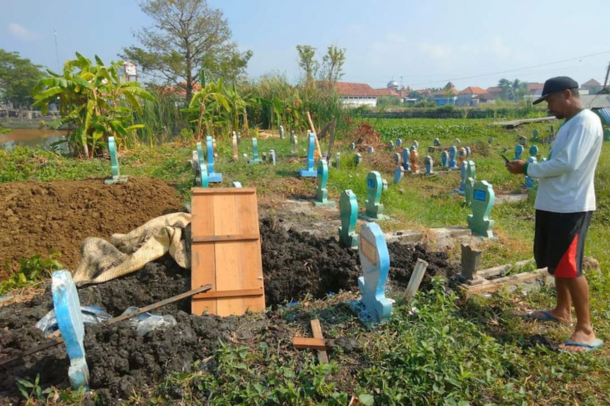 Kondisi makam usai dibongkar oleh orang tidak dikenal yang sempat viral di media sosial, kemudian diketahui peristiwa terjadi di TPU Jelakcatur, Kecamatan Kalitengah, Lamongan.