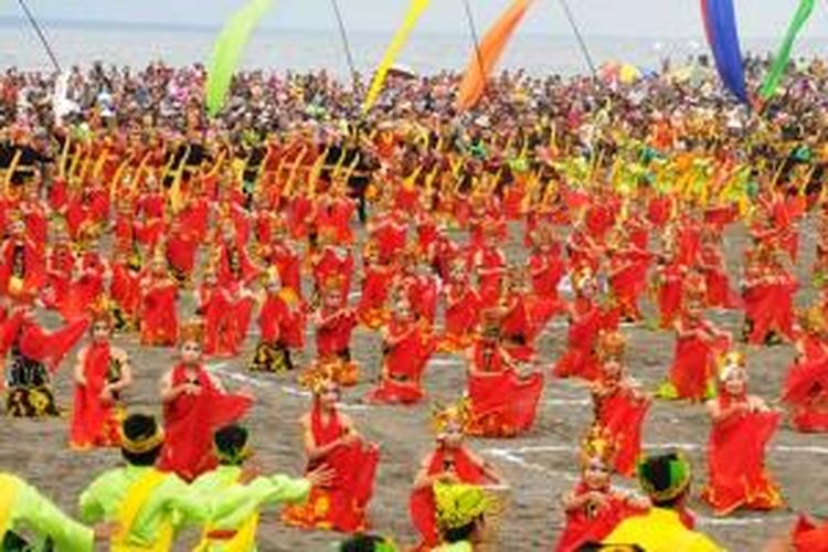 Perhelatan Paju Gandrung Sewu di pantai Banyuwangi, Jawa Timur, Sabtu (23/11/2013) sore.
