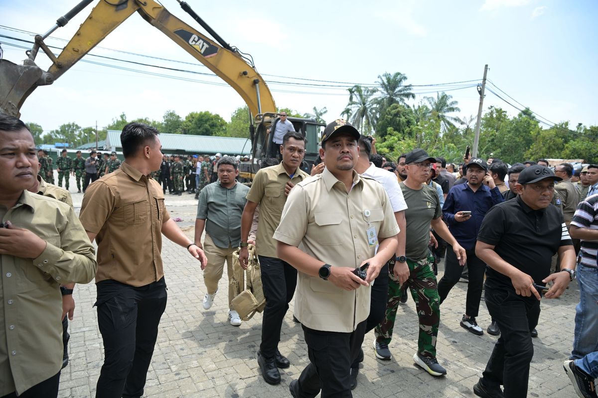 Gubernur Sumatera Utara (Sumut) Bobby Nasution bersama sejumlah unsur Forkopimda Sumut meninjau lokasi Diskotik Marcopolo yang akan dilakukan pembongkaran di Jalan Seipetani, Kecamatan Kutalimbaru, Kabupaten Deliserdang, Kamis (14/8/2025).
