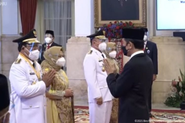 Presiden Joko Widodo memberikan ucapan selamat usai melantik Sahbirin Noor - Muhiddin sebagai Gubernur-Wakil Gubernur Kalimantan Selatan (Kalsel) untuk masa jabatan 2021-2024 di Istana Negara, Rabu (25/8/2021)..