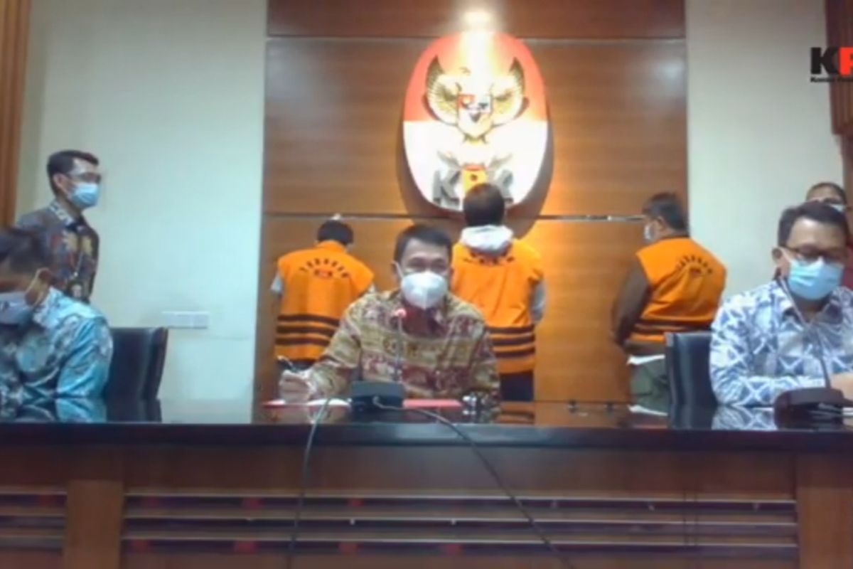 Wakil Ketua KPK Nawawi Pomolango dalam konferensi pers penetapan Bupati Banggai Laut Wenny Bukamo sebagai tersangka, Jumat (4/12/2020).