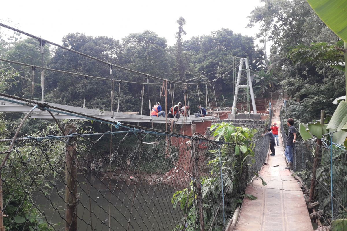 Pembangunan jembatan Indiana Jones di Srengseng Sawah, Jakarta Selatan