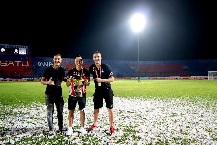 Kapten Persik Kediri Arthur Irawan foto bersama seusai menerima trofi juara Trofeo Meet The Star dari legenda sepak bola Ronaldinho di Stadion Kanjuruhan Kepanjen, Kabupaten Malang, Minggu (26/6/2022) malam.