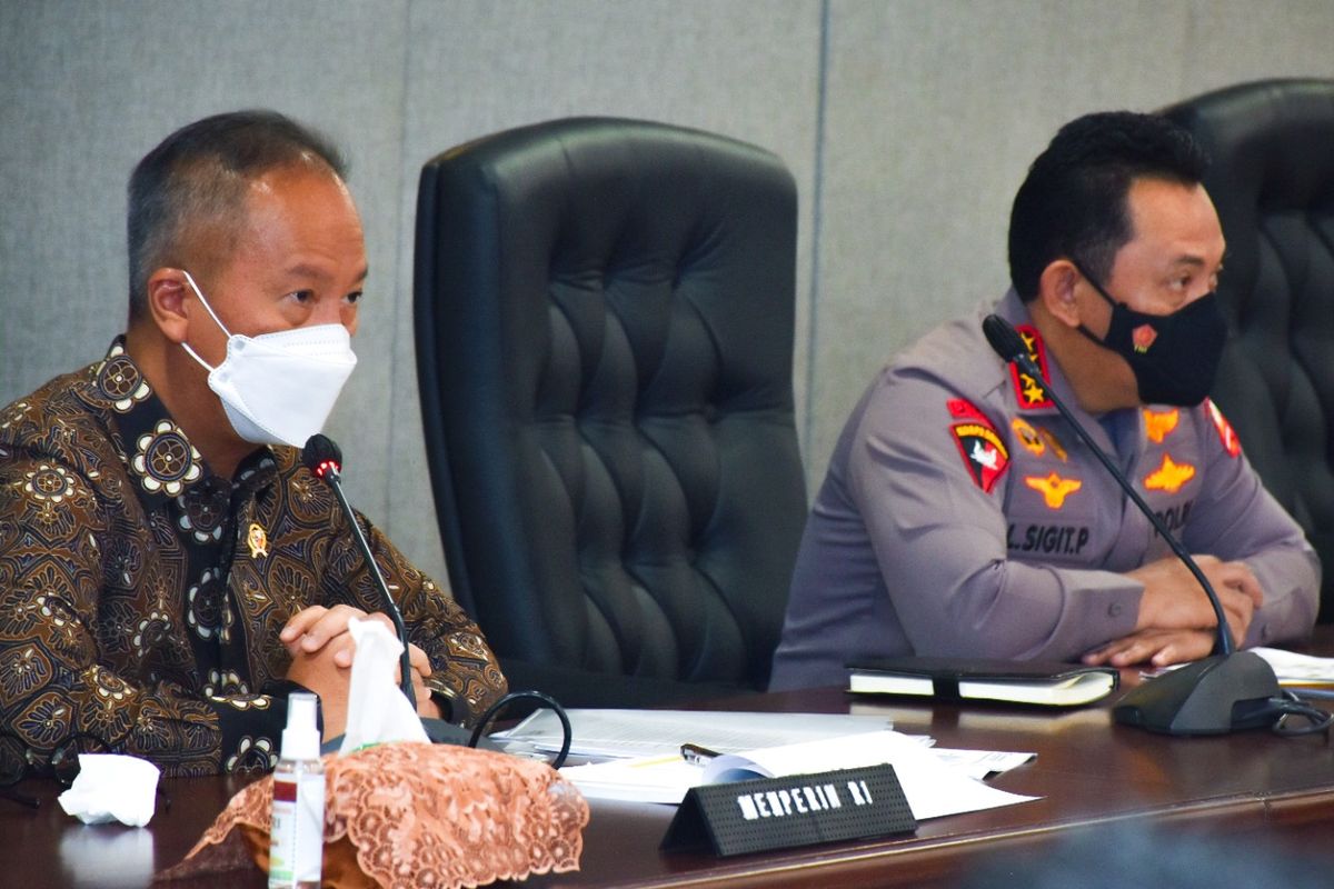 Menteri Perindustrian Agus Gumiwang Kartasasmita bersama Kapolri Jenderal Listyo Sigit Prabowo sepakat membentuk tim satgas awasi produksi dan distribusi minyak goreng curah di pasaran, Jakarta, Senin (4/4/2022).