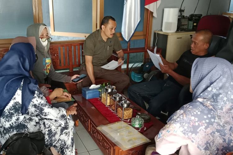 Berawal dari Cari Biaya Kuliah Anak, Pensiunan Guru di Banyumas Malah Terjebak Utang Ratusan Juta
