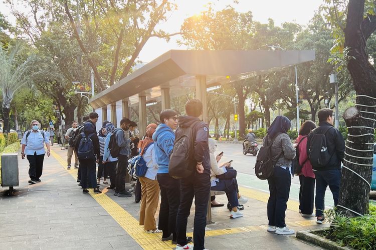 Naik Transportasi Umum Bisa Kecilkan Lingkar Pinggang