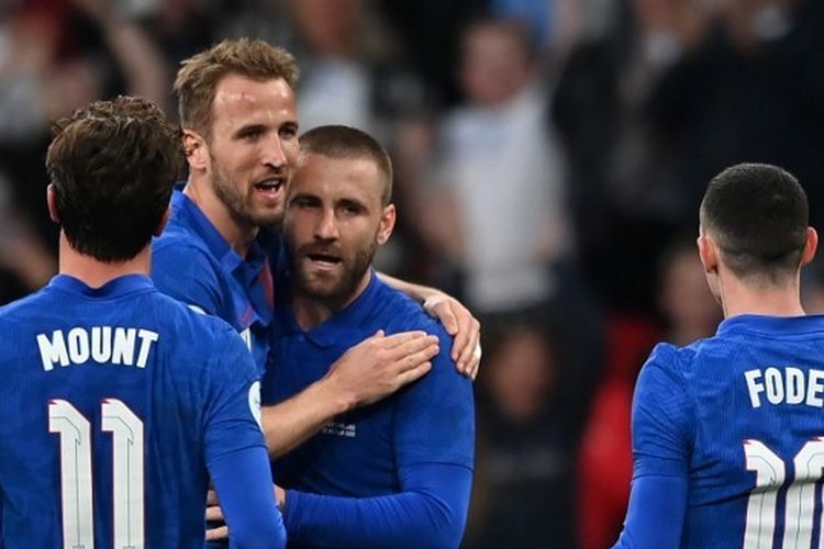 Bek kiri timnas Inggris, Luke Shaw, berselebrasi bersama rekan-rekannya usai mencetak gol ke gawang Swiss di Wembley Stadium dalam laga uji coba, Minggu (27/3/2022) dini hari WIB.