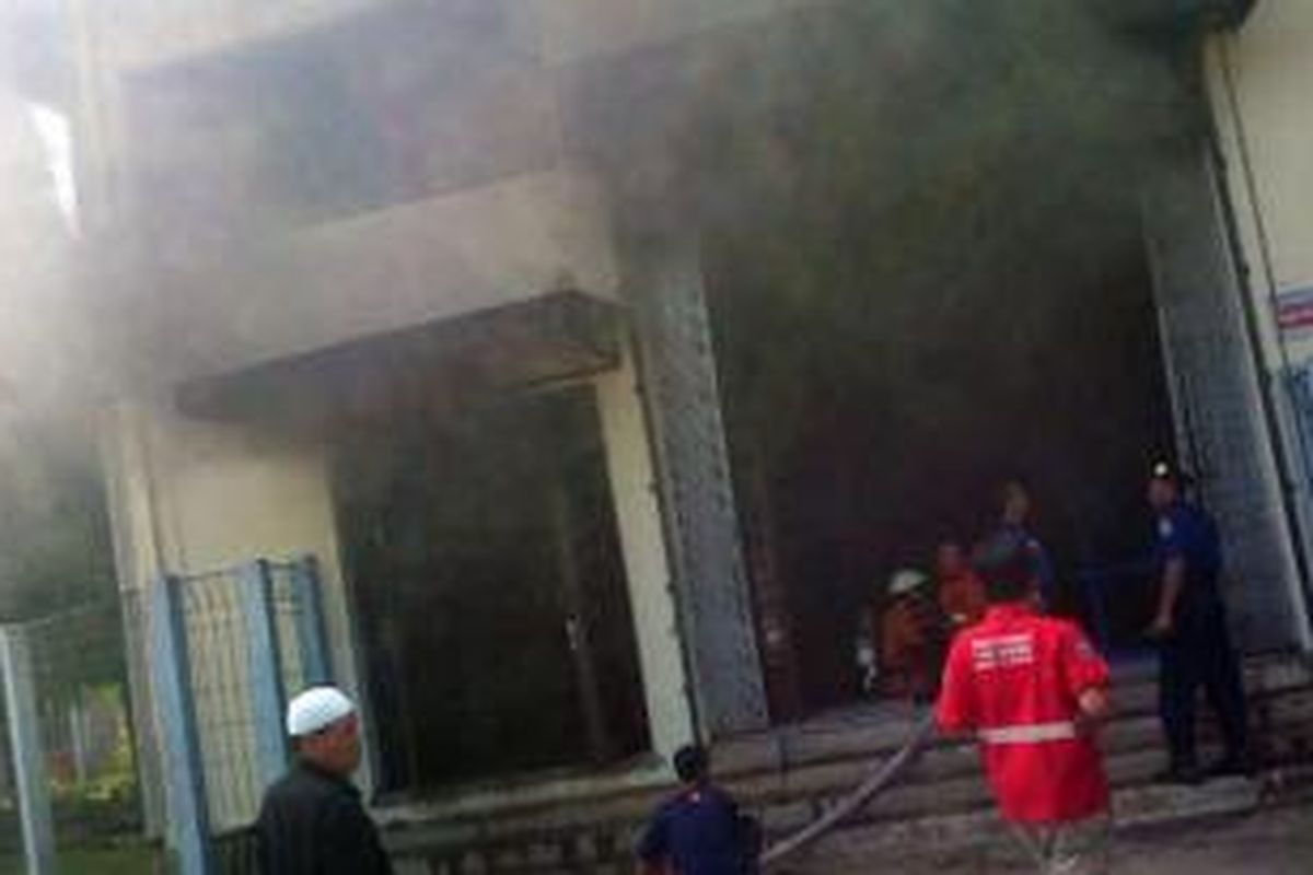 Mesin pompa penyediaan air baku Perum Jasa Tirta (Palyja) di Jalan Kalimalang, Jatinegara, Jakarta Timur, terbakar pada Sabtu (3/8/2013 siang.