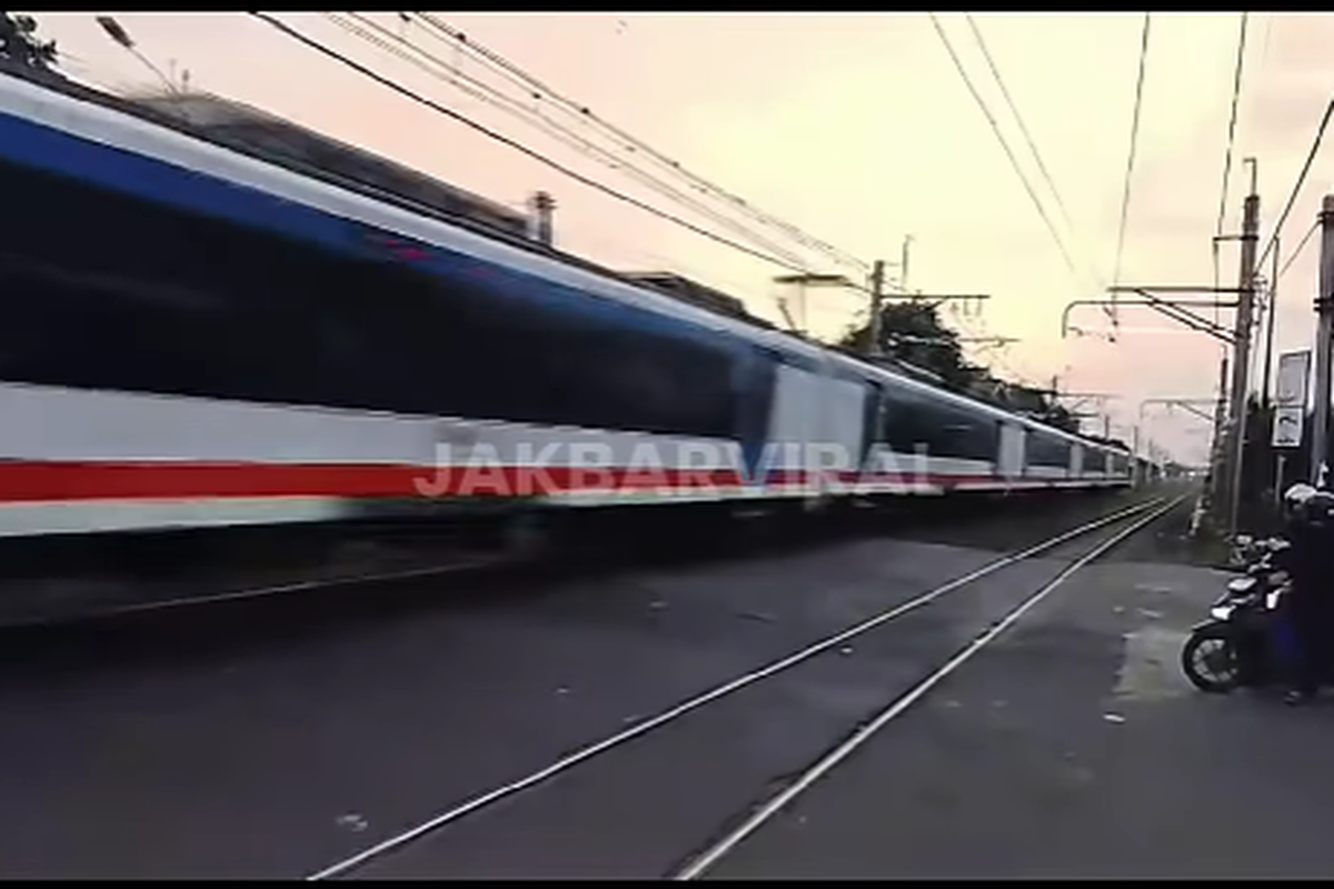 Seorang pria tewas usai tertemper Kereta Api Bandara Soekarno-Hatta (Basoetta) di perlintasan sebidang Kompleks Green Garden, Kebon Jeruk, Jakarta Barat pada Rabu (11/3/2026) sore.