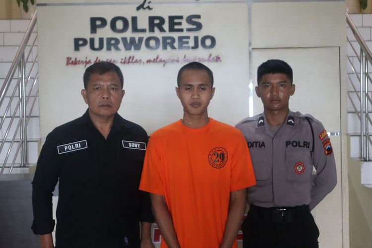 AS (20), Warga Ajibarang Kabupaten Banyumas ditangkap Satreskrim Polres Purworejo. AS ditangkap setelah menjual senjata api rakitan berjenis Air Soft Gun di media sosial. 