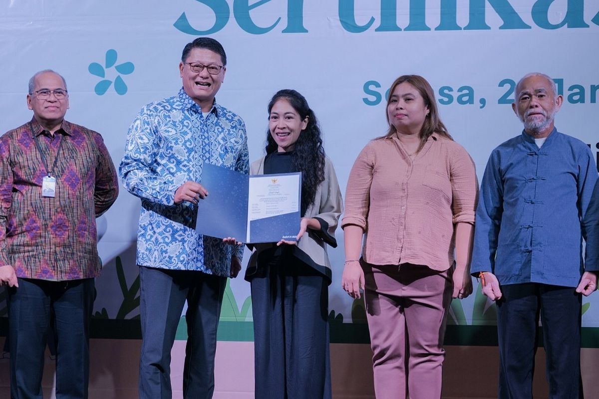 Direktur BCA, John Kosasih, menyerahkan Sertifikasi Halal kepada 147 UMKM di Bali pada Selasa (21/1/2025). Selama 2024, BCA memfasilitasi 1986 UMKM di Indonesia mendapatkan sertifikat tersebut. 