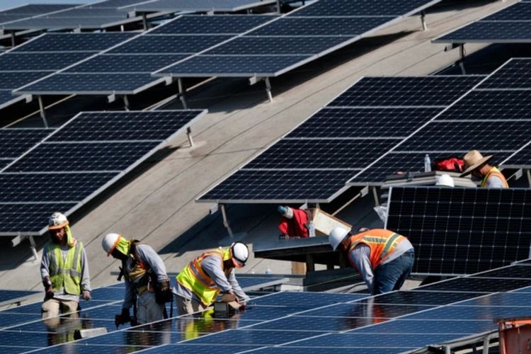 Para pekerja memasang panel surya di atap bandara Van Nuys di Los Angeles (foto: ilustrasi). Sekitar 80 persen panel surya saat ini dibuat dari silikon.
