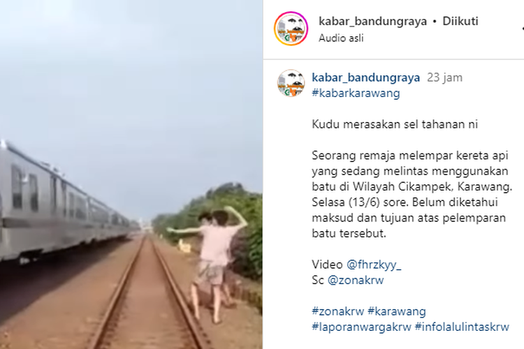 Tangkapan layar unggahan video yang memperlihatkan remaja melempari kereta api yang sedang melintas dengan batu.