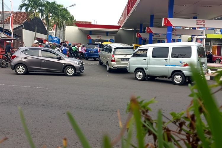 Stasiun Pengisian Bahan Bakar Umum (SPBU) di Kabupaten Purworejo sudah mulai melakukan pengisian BBM memakai aplikasi MyPertamina.