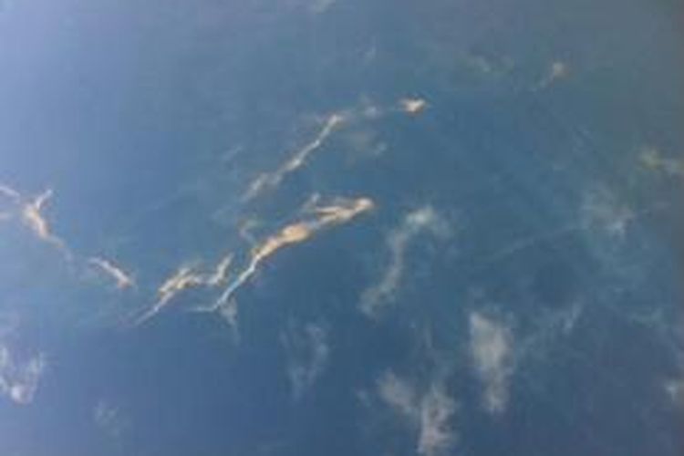 Tumpahan minyak terlihat di perairan dekat lokasi titik terakhir pesawat Malaysia Airlines terdeteksi.